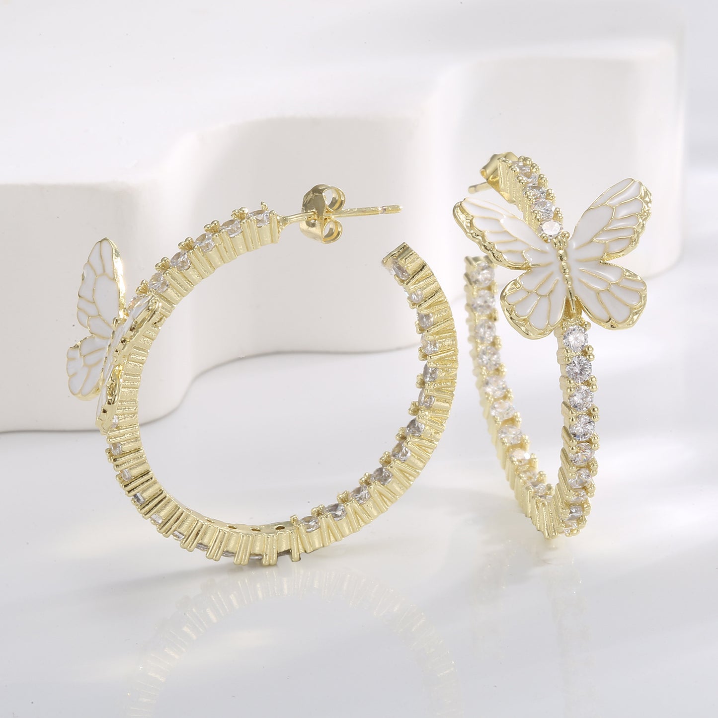 Pendientes de mariposa blanca con decoración Xin y microincrustaciones de circonitas circulares