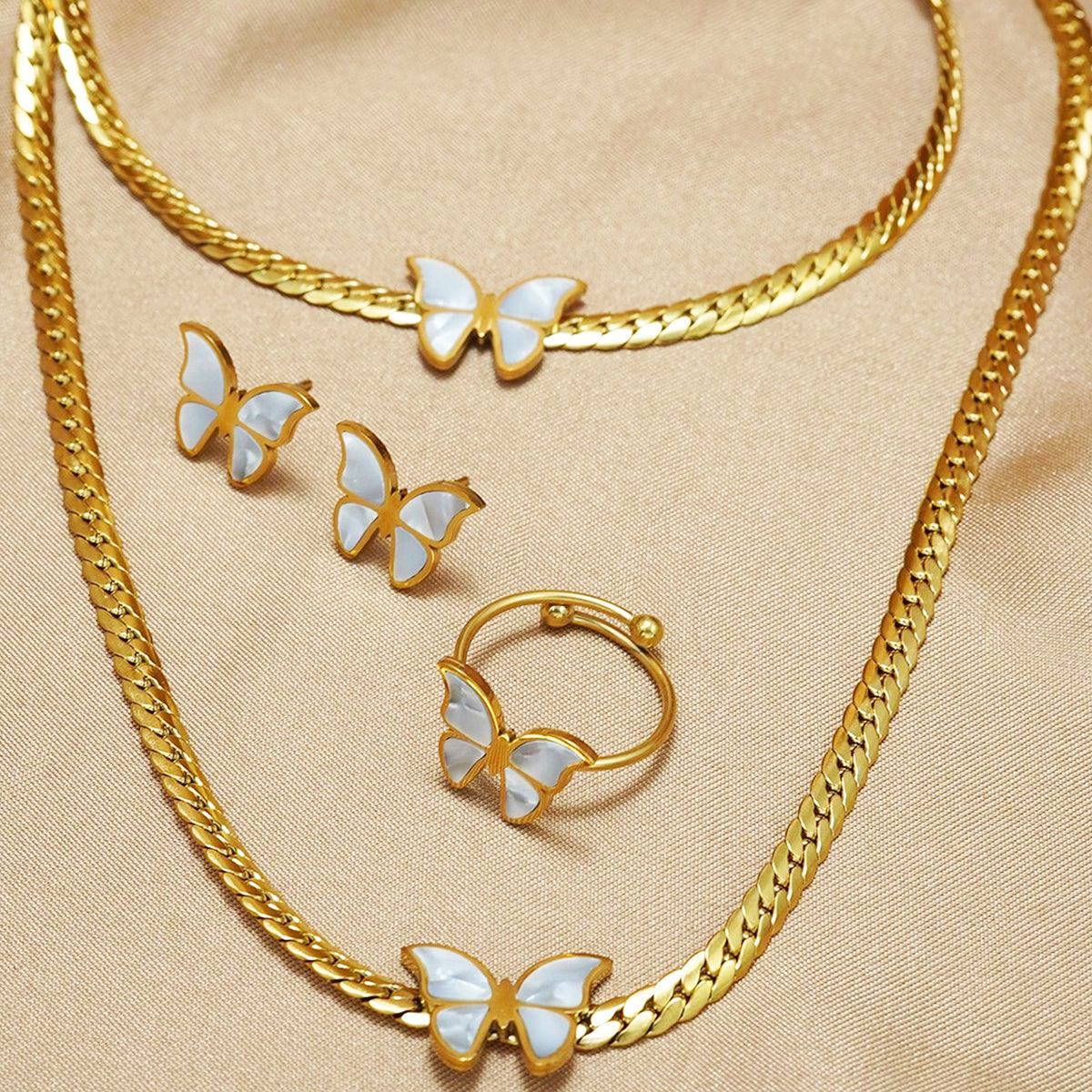 Lxalry - Juego de joyas de mariposa chapadas en oro de 18 quilates con pulido de espejo, hipoalergénico, seguro para la piel, 4 piezas, collar, pendientes, pulsera y anillo para mujer, nunca se decolora, regalo de lujo para ella.