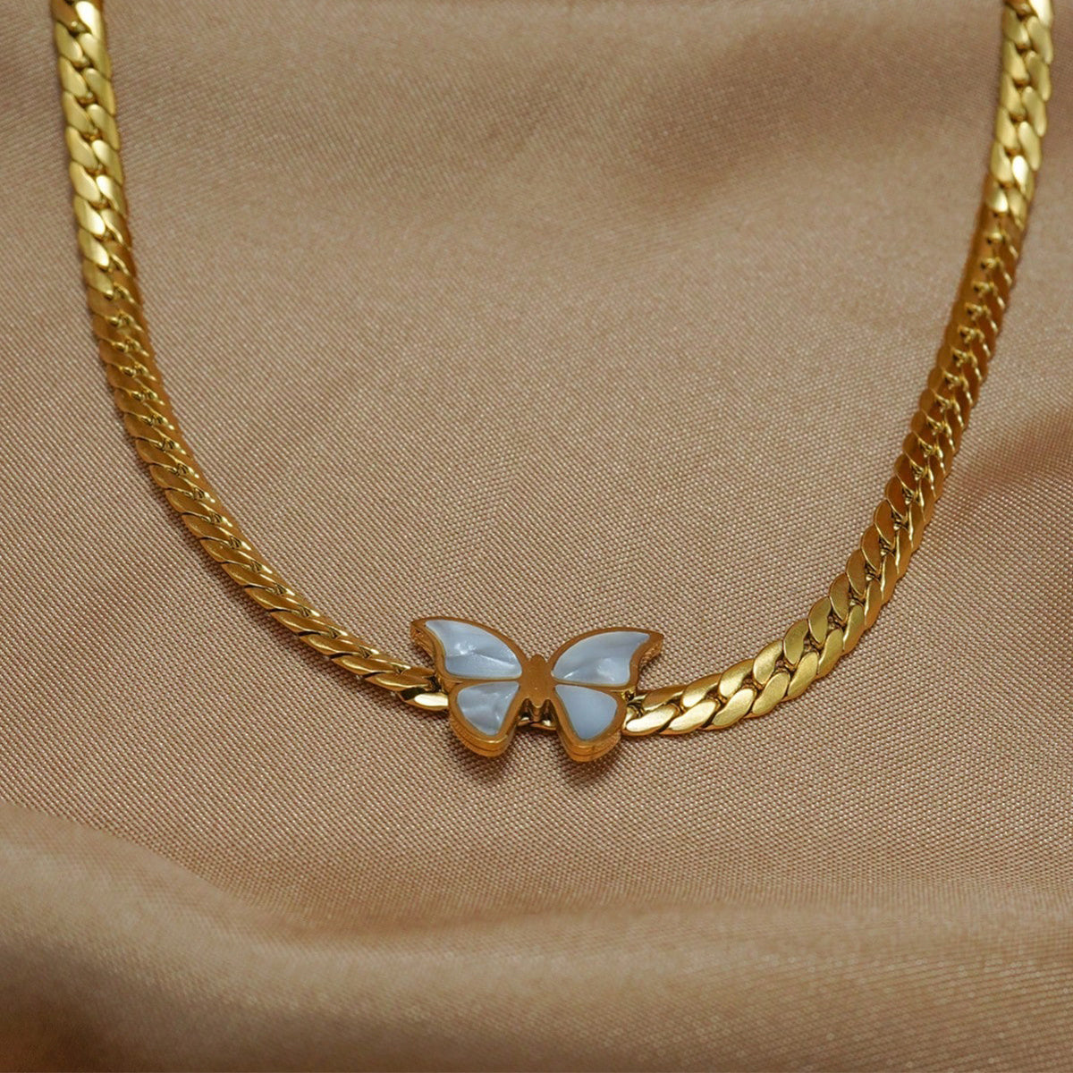 Lxalry - Juego de joyas de mariposa chapadas en oro de 18 quilates con pulido de espejo, hipoalergénico, seguro para la piel, 4 piezas, collar, pendientes, pulsera y anillo para mujer, nunca se decolora, regalo de lujo para ella.