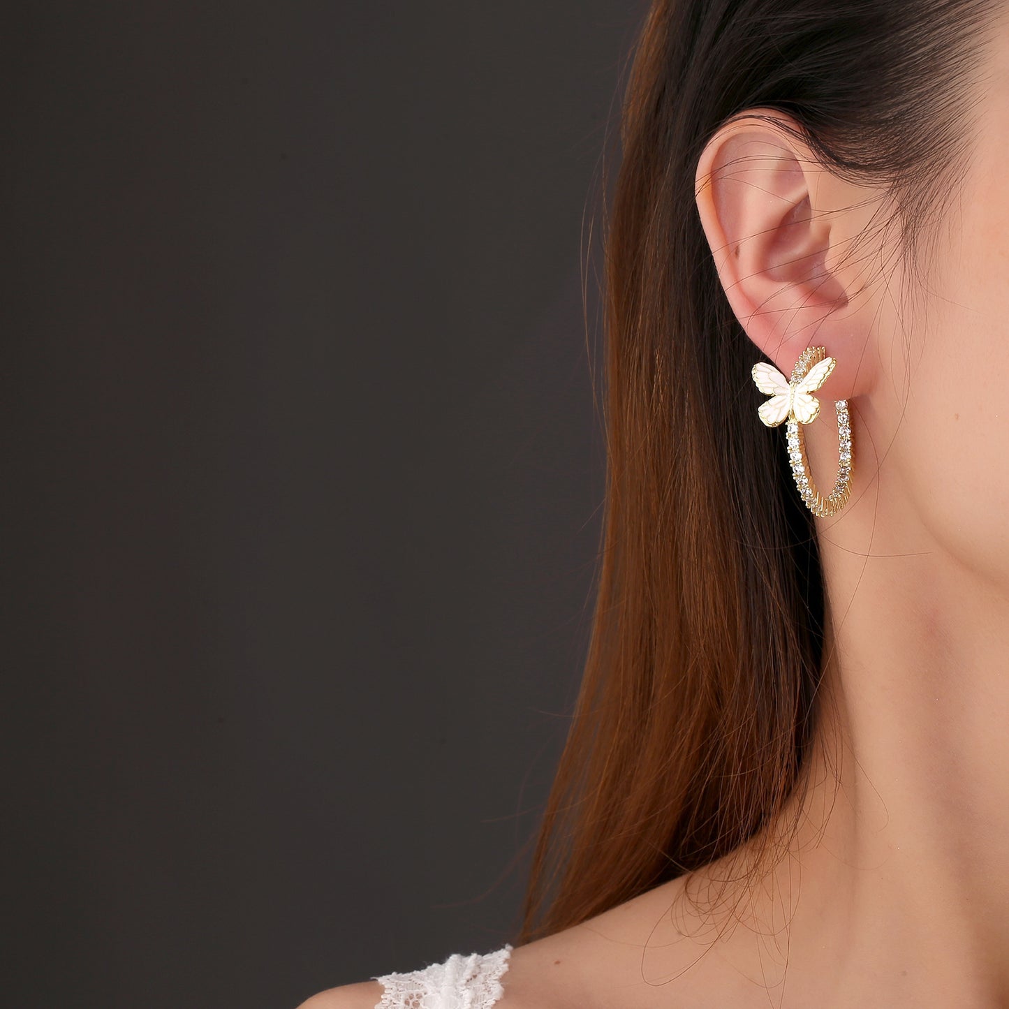 Pendientes de mariposa blanca con decoración Xin y microincrustaciones de circonitas circulares
