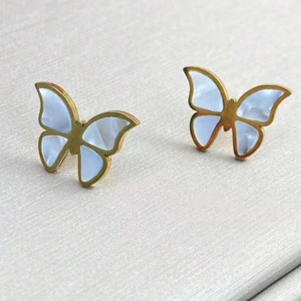 Lxalry - Juego de joyas de mariposa chapadas en oro de 18 quilates con pulido de espejo, hipoalergénico, seguro para la piel, 4 piezas, collar, pendientes, pulsera y anillo para mujer, nunca se decolora, regalo de lujo para ella.