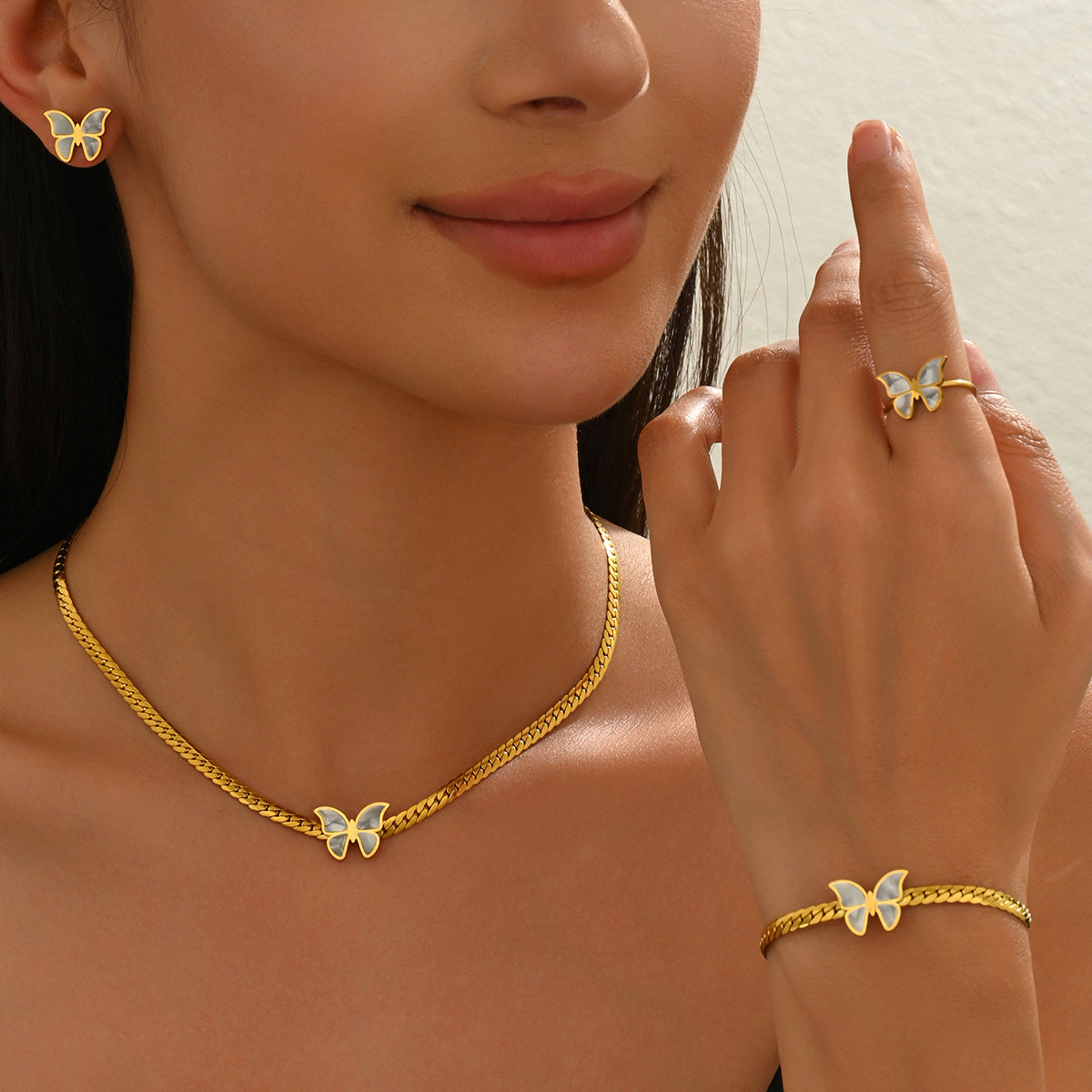 Lxalry - Juego de joyas de mariposa chapadas en oro de 18 quilates con pulido de espejo, hipoalergénico, seguro para la piel, 4 piezas, collar, pendientes, pulsera y anillo para mujer, nunca se decolora, regalo de lujo para ella.
