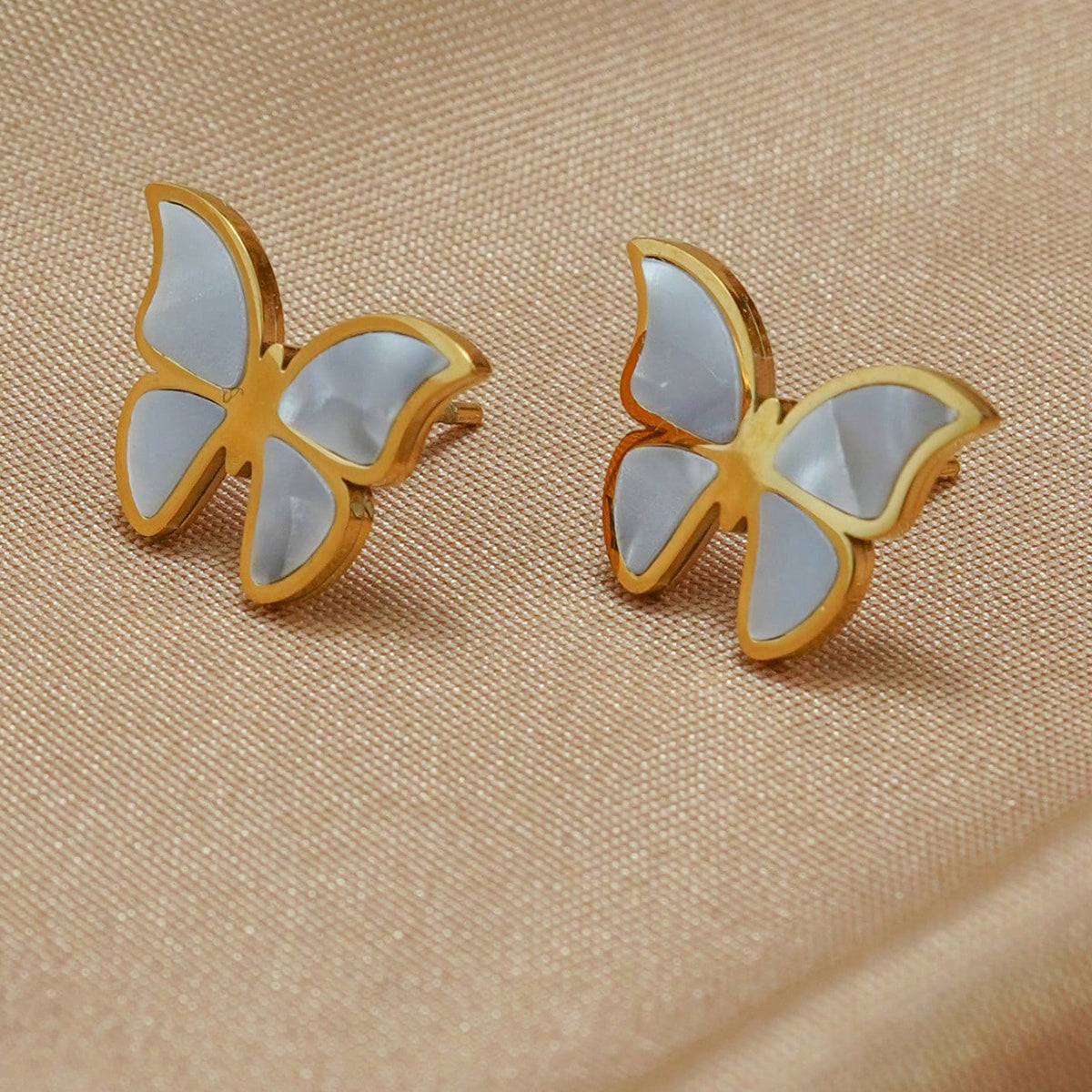 Lxalry - Juego de joyas de mariposa chapadas en oro de 18 quilates con pulido de espejo, hipoalergénico, seguro para la piel, 4 piezas, collar, pendientes, pulsera y anillo para mujer, nunca se decolora, regalo de lujo para ella.