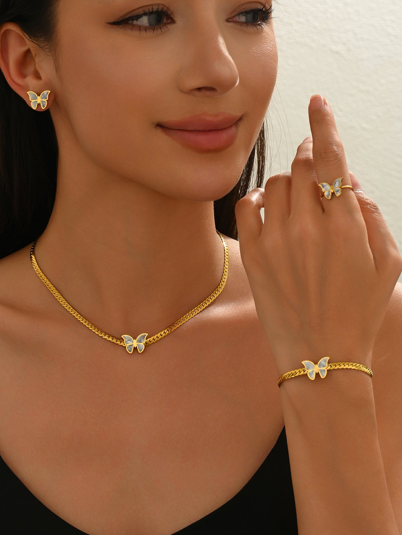 Lxalry - Juego de joyas de mariposa chapadas en oro de 18 quilates con pulido de espejo, hipoalergénico, seguro para la piel, 4 piezas, collar, pendientes, pulsera y anillo para mujer, nunca se decolora, regalo de lujo para ella.
