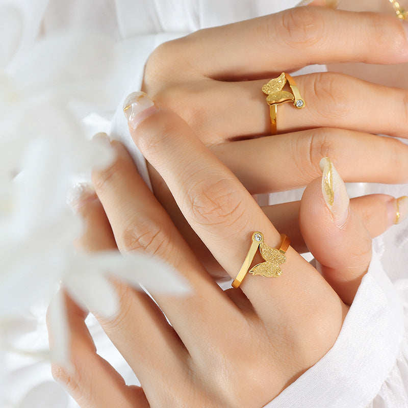 Collar, pendiente, anillo y adorno de acero de titanio con diseño de mariposa con textura esmerilada